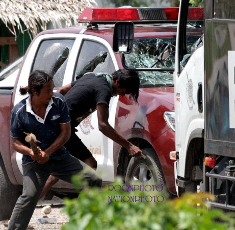 Rioters in South Thailand attacking police vehicles